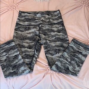 Lululemon crop pants. (Unsure if size is 6 or 8)